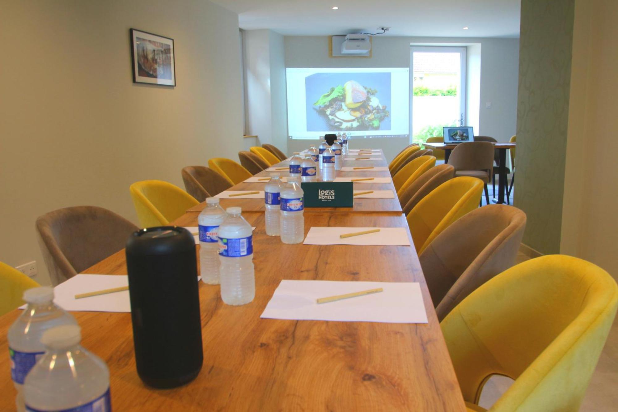 Logis Hotel Archambeau Thonac 외부 사진