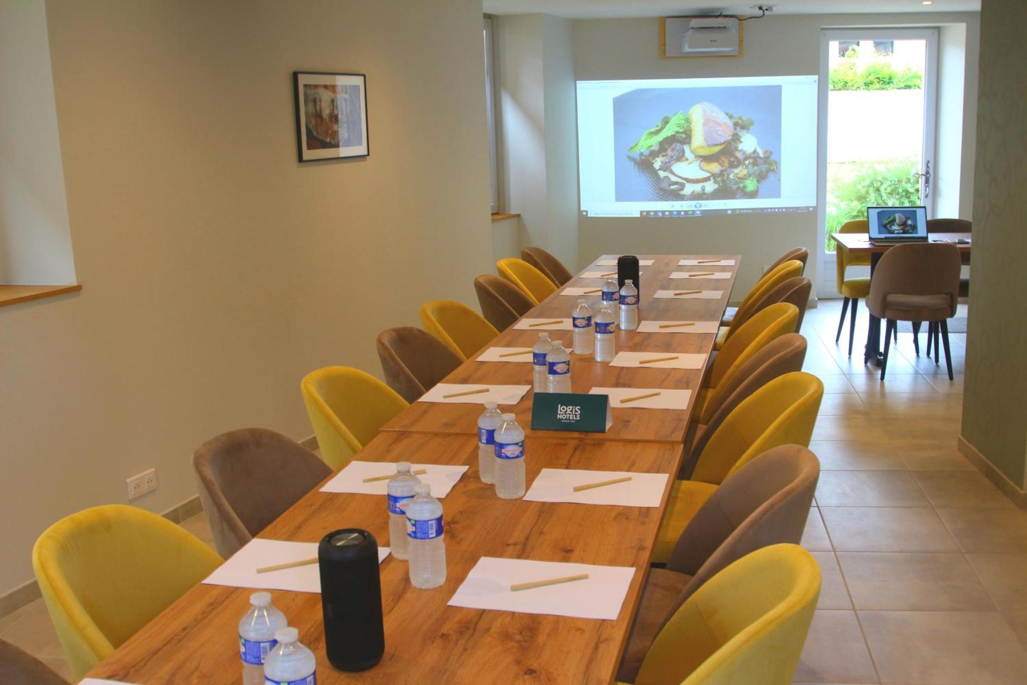 Logis Hotel Archambeau Thonac 외부 사진