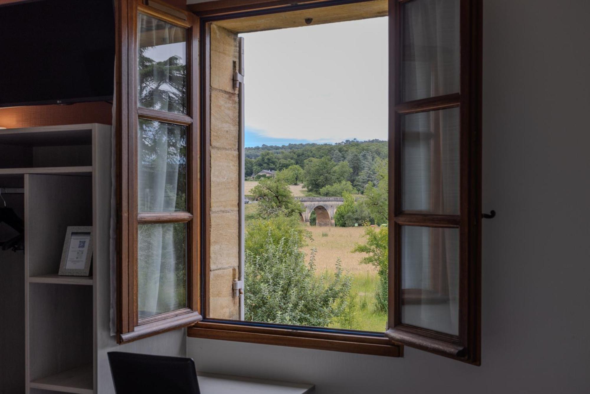 Logis Hotel Archambeau Thonac 외부 사진