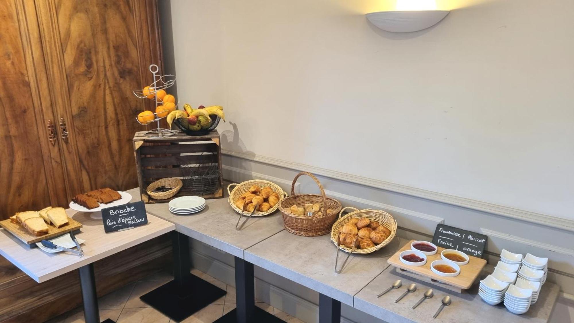 Logis Hotel Archambeau Thonac 외부 사진