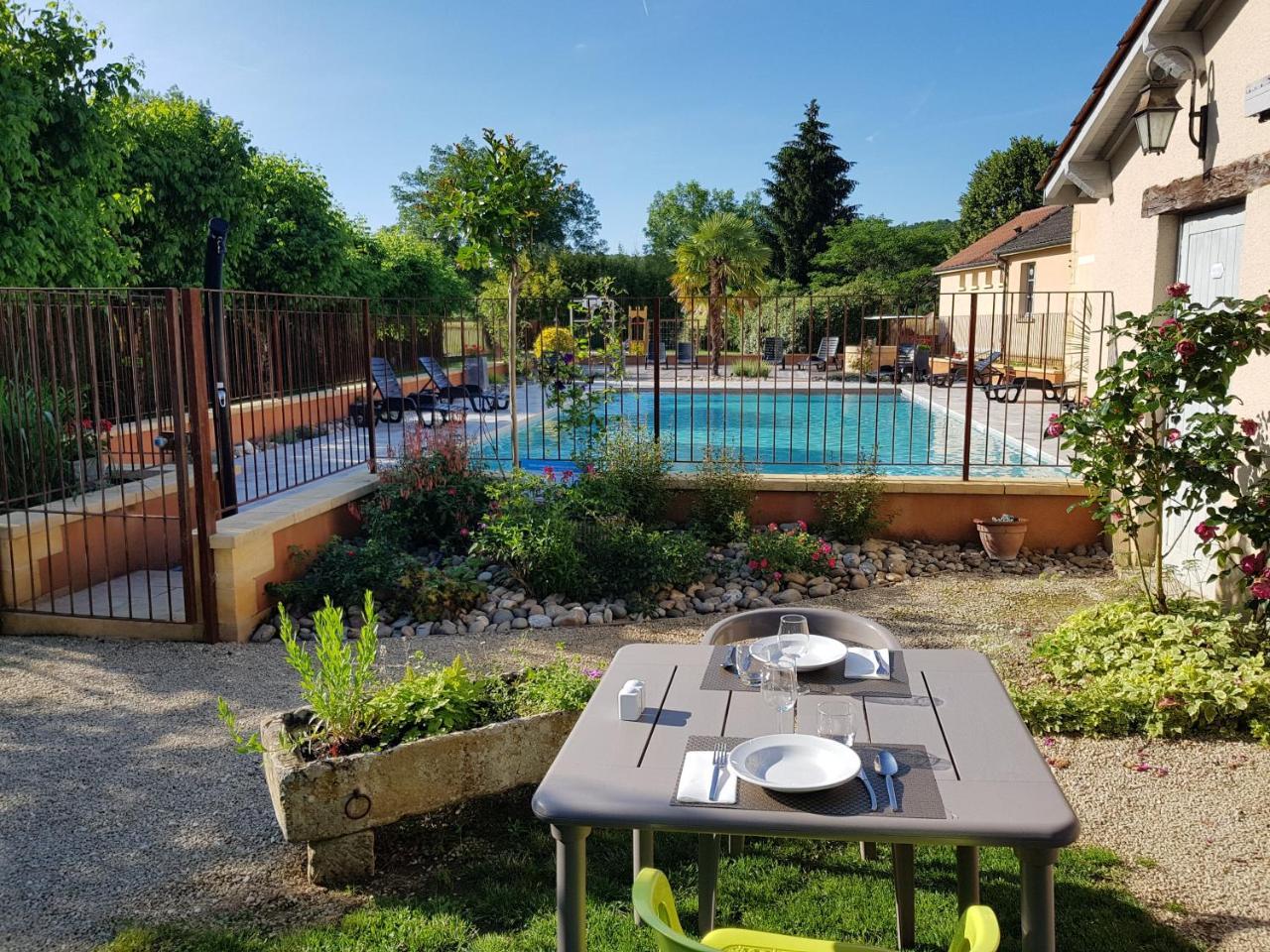 Logis Hotel Archambeau Thonac 외부 사진