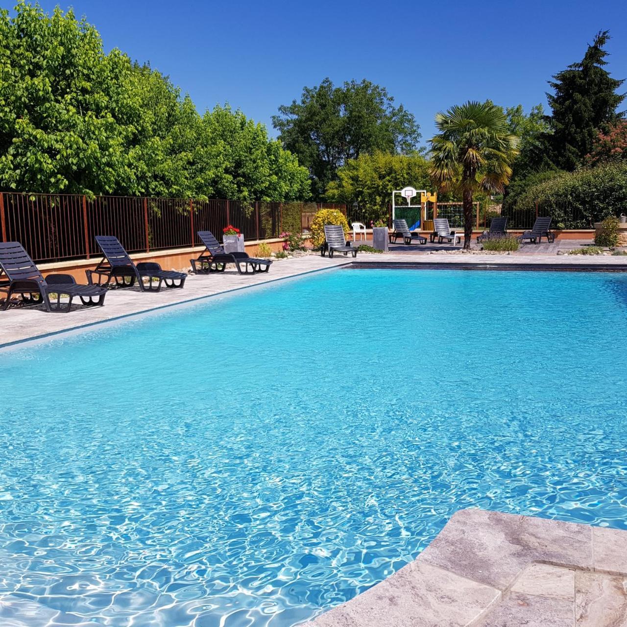 Logis Hotel Archambeau Thonac 외부 사진